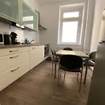 House-in - Free Parking - Wifi - Kitchen Daire