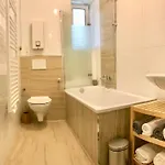 House-in - Free Parking - Wifi - Kitchen *