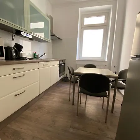 House-in - Free Parking - Wifi - Kitchen Daire