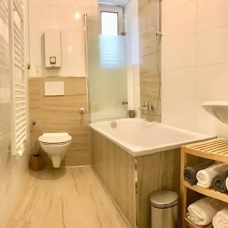 House-in - Free Parking - Wifi - Kitchen *