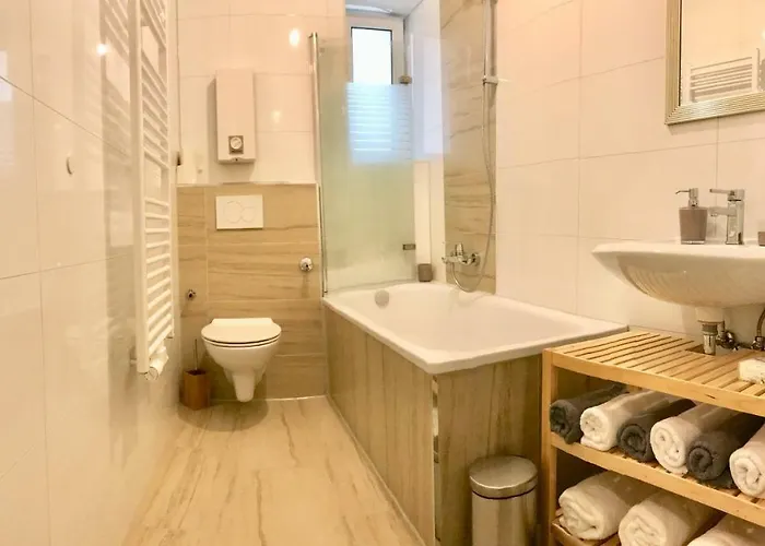 House-in - Free Parking - Wifi - Kitchen *